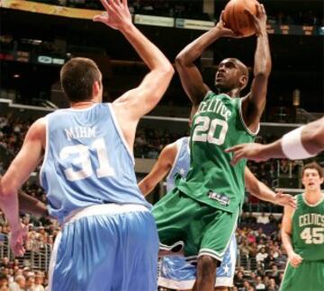 Gary Payton jugó 999 partidos de Regular Season con los Sonics y también se le recuerda su fallido paso por los Lakers... pero justó en el año siguiente a ese (2004-05), fue titular durante una temporada con el eterno rival: los Celtics.