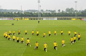 Uno de los equipos cuyos jugadores más se han significado en contra del racismo en estos días ha sido el Borussia Dortmund. La plantilla del conjunto alemán decidió formar un corazón antes de iniciar el entrenamiento en señal de duelo por George Floyd,con el siguiente mensaje: "Nosotros, el Borussia Dortmund, apoyamos plenamente el movimiento Black Lives Matter. No aceptamos ningún tipo de racismo y seguiremos trabajando para hacer del mundo un lugar mejor y más tolerante!".