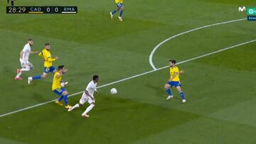 El pisotón de Iza a Vinicius por el que Mateu Lahoz señaló penalti tras revisar la jugada en el Cádiz-Real Madrid de LaLiga Santander.