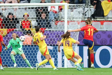 Gran gol de España. Combina muy bien en la frontal. Patri juega para Vicky, que la descarga para Alexia. Controla y la pone al palo largo con el exterior para hacer el primero.