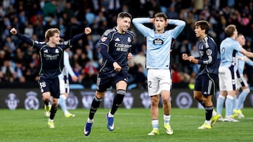 Federico Valverde celebra el gol de la victoria del Real Madrid contra el Celta ante la desolación de Javi Rodríguez.