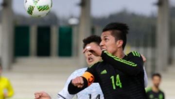 Yuta Toyokawa (L) disputa un bal&oacute;n con Joel Hernandez durante el partido de preparaci&oacute;n llevado a cabo en Portugal