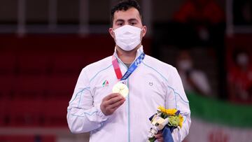 TOKIO, JAPÓN - 7 DE AGOSTO: El medallista de oro Sajad Ganjzadeh del Equipo Irán posa con la medalla de oro para el Karate Kumite Masculino + 75 kg en el día quince de los Juegos Olímpicos de Tokio 2020 en Nippon Budokan el 7 de agosto de 2021 en Tokio, Japón.