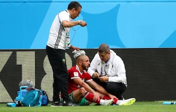 Nordin Amrabat, atendid&oacute; por los m&eacute;dicos de Marruecos en el partido contra Ir&aacute;n.