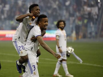 Los jugadores del Real Madrid celebran el primer título de la temporada.