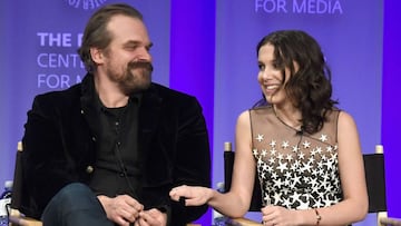 David Harbour y Millie Bobby Brown hablan en el escenario de la 35a Anual PaleyFest Los Angeles - &quot;Stranger Things&quot; del Paley Center for Media en Dolby Theatre el 25 de marzo de 2018 en Hollywood, California. 