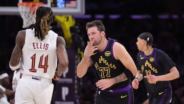 Luka Doncic, tras anotar un triple durante el partido contra los Cavaliers.