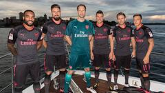 Lacazette, posando con su nueva camiseta y compa&ntilde;eros del Arsenal.