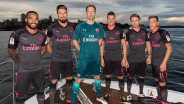 Lacazette, posando con su nueva camiseta y compañeros del Arsenal.