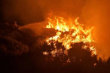 Dos incendios desatados en la provincia de ?vila han provocado la evacuaci¨®n de los municipios de Riofr¨ªo, Sotalbo, Villaviciosa, Palacios y Robledillo, adem¨¢s de quemar 10.000 hect¨¢reas. La situaci¨®n ha obligado la intervenci¨®n de la Unidad Militar de Emergencias.