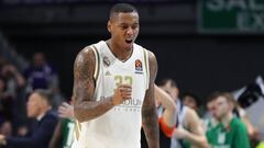 Trey Thompkins, p&iacute;vot del Real Madrid, celebra una canasta ante el Zalgiris.