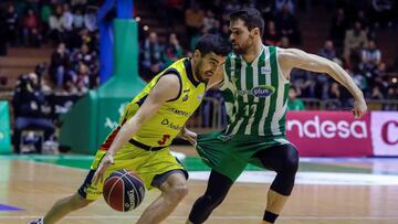 GRAF9566. SEVILLA (ESPAÑA), 11/03/2018.-Mikel Uriz (d), del Real Betis Energía Plus, y Jaime Fernández, del Morabanc Andorra, en una jugada del partido de la Liga Endesa de Baloncesto que estos dos equipos juegan hoy en el Palacio de