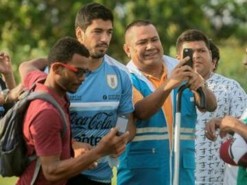 Antes de enfrentar a Colombia, Luis Suárez va al arco uruguayo