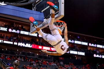 Shakeel Moore, jugador universitario de los Mississippi State Bulldogs, machaca la canasta rival in Newark, New Jersey, en la victoria de su equipo ante los Rutgers por 70-60. Una acción tan espectacular como peligrosa en caso que que se suelte del aro antes de tiempo, porque está literalmente colgado del revés.