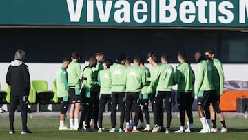 Pellegrini, con sus jugadores en la sesión de ayer.