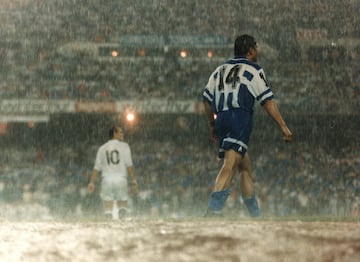 La lluvia se convirtió en la protagonista en la final de la Copa del Rey de 1995 entre el Deportivo y el Valencia que, habiéndose disputado 79 minutos del encuentro, éste hubo de suspenderse.