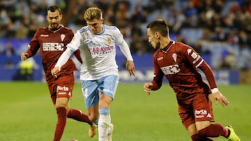 Raúl Guti conduce el balón.