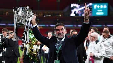 Yasir Al-Rumayyan, presidente del Newcastle, posa con el trofeo de la Carabao Cup.