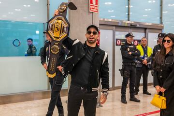 Ilia Topuria, recientemente proclamado campeón del peso pluma de la UFC, llega al Aeropuerto Adolfo Suárez Madrid-Barajas.