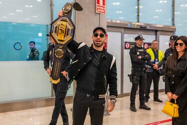 Ilia Topuria, recientemente proclamado campeón del peso pluma de la UFC, llega al Aeropuerto Adolfo Suárez Madrid-Barajas.