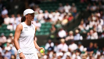 Swiatek durante el duelo de cuartos de final en Wimbledon ante Samsónova.