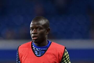 Chelsea's French midfielder N'Golo Kante warms up ahead of the English League Cup third round football match between Chelsea and Aston Villa at Stamford Bridge