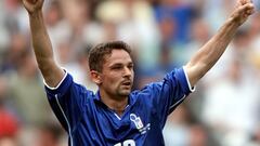 ALEGRIA BAGGIO TALIA CUP54D: CUP-SOCCER- ITALY:PARIS,23JUN98 - Italy's Roberto Baggio waves to supporters as he walks off the field after a first-round group B World Cup match against Austria in Paris' Stade de France June 23. Baggio scored his team's winning goal to defeat Austria 2-1. The victory sees Italy qualify for the last 16 of the World Cup finals.     zdc/Photo by Grigory Dukor     REUTERS