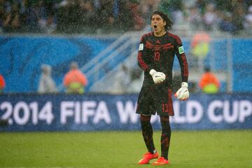 Memo Ochoa tuvo que esperar hasta su tercer Mundial para ser titular en una Copa del Mundo. Su primer partido como en el 11 fue el en el Mundial de Brasil, el 13 de junio de 2014 donde el Tri se levantó con la victoria al vencer 1-0 a Camerún, en el Estadio das Dunas, en Natal. Ochoa había sido tercer portero en Alemania 2006 y en Sudáfrica 2010 sorpresivamente no fue titular, debido a que Javier Aguirre se decantó por el veterano (ya desde entonces) Óscar ‘Conejo’ Pérez.
