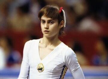 La gimnasta rumana sorprendió al mundo con tan sólo 14 años. En los Juegos Olímpicos de Montreal 76 logró el 10 perfecto en las barras asimétricas, lo que nadie había conseguido hasta ese momento. Logró en aquella justa cinco preseas, tres de ellas de oro