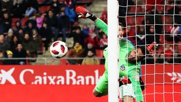 Adán, en un partido con el Atlético.