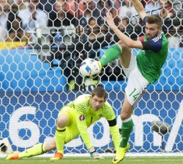 Stuart Dallas despeja el balón. 
 