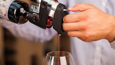 Cómo beber vino sin sacar el corcho de la botella