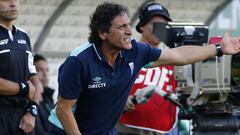 Futbol, Temuco vs Universidad Catolica.
 Decimo quinta fecha, campeonato de Apertura 2016/17
 El entrenador de Universidad Catolica Mario Salas da instrucciones a sus jugadores durante el partido de primera division contra Deportes Temuco disputado en el 