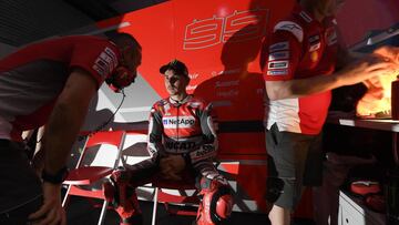 Lorenzo, en el box de Ducati.