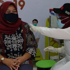 Los motivos por los que Indonesia da prioridad en la vacunación a los jóvenes