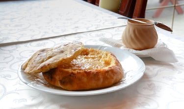 La komplet lepinja es un desayuno tradicional de Serbia Occidental que consiste en un pan plano (lepinja) relleno de kajmak (crema láctea fermentada), un huevo batido y pretop (jugos de carne asada, generalmente de cerdo o cordero). Se hornea brevemente para combinar los sabores, resultando en un plato rico, graso y crujiente, tradicionalmente consumido con la mano y acompañado de yogur.