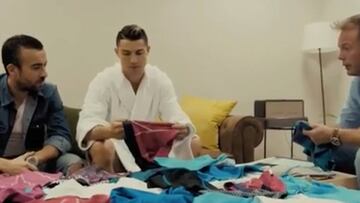 Cristiano, en albornoz para decidir la nueva colección de calzoncillos de su marca.