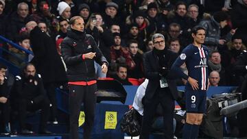 Paris Saint-Germain's German coach Thomas Tuchel (L) reacts as Paris Saint-Germain's Uruguayan forward Edinson Cavani (R) prepares to enter during the French L1 football match between Paris Saint-Germain and AS Monaco at the Parc des Princes sta