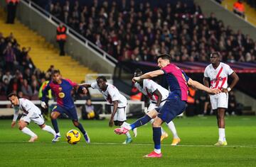 1-0. Robert Lewandowski maca de penalti. El delantero polaco lanza al palo derecho de Augusto Batalla que se tira al lado contrario.