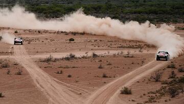Peterhansel y Loeb durante la 11ª etapa del Dakar 2017.