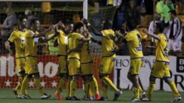 Los jugadores del Alcorcón celebran un gol.