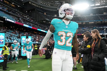 El cornerback de los Dolphins JuJu Brents en su salida al campo.