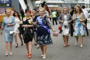 Grand National: Ladies' Day elegance from Aintree