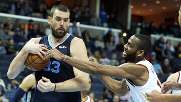 MMP01. MEMPHIS (EE.UU.), 26/12/2018.- El jugador de los Grizzlies Marc Gasol (i) disputa el balón con Alec Burks (d) de los Cavaliers hoy, durante un partido de baloncesto de NBA entre Cleveland Cavaliers y Memphis Grizzlies, en el FedEx Forum de la ciudad de Memphis, en Tennesse (EE.UU.). EFE/Karen Pulfer Focht