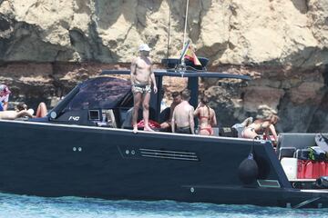 El lateral izquierdo del Real Madrid Theo Hern¨¢ndez se encuentra de vacaciones en Ibiza junto a sus amigos y pareja para relajarse antes de decidir su futuro.