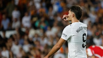 Hugo Duro celebra un gol con el Valencia.