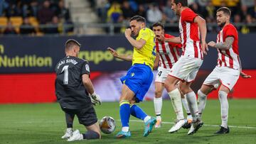 Lucas Pérez marca ante el Athletic.