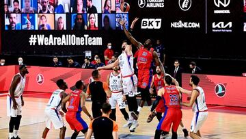 Sanli, del Anadolu Efes, y Eric, del CSKA, en el salto inicial.