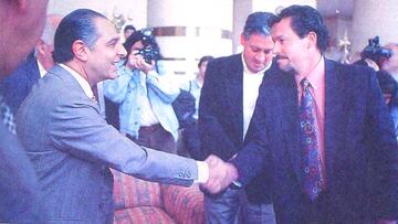 El presidente de la ANFP, Ricardo Abumohor, estrecha la mano de Carlos Ramos, presidente del Sifup. Atr&aacute;s, Arturo Salah, director del Colegio de T&eacute;cnicos en 1997.