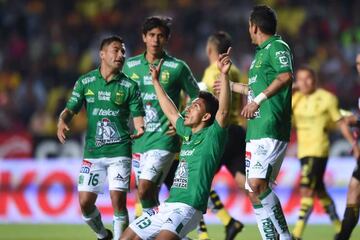 &Aacute;ngel Mena festejando un gol ante Morelia. 